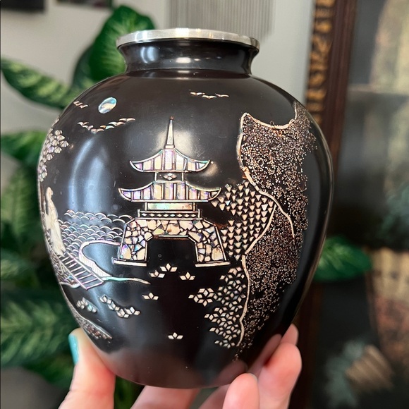 Vintage Asian Lacquer Mother of Pearl Inlay Pagoda Garden Scene Vase - Picture 4 of 9
